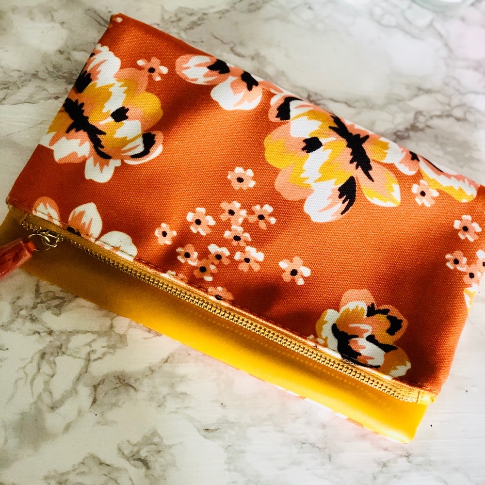 Cute, reversible clutch